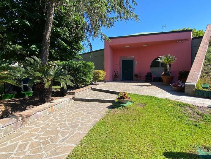 B&b per 3 persone, con Idromassaggio e Giardino nonché Panorama a Pomezia