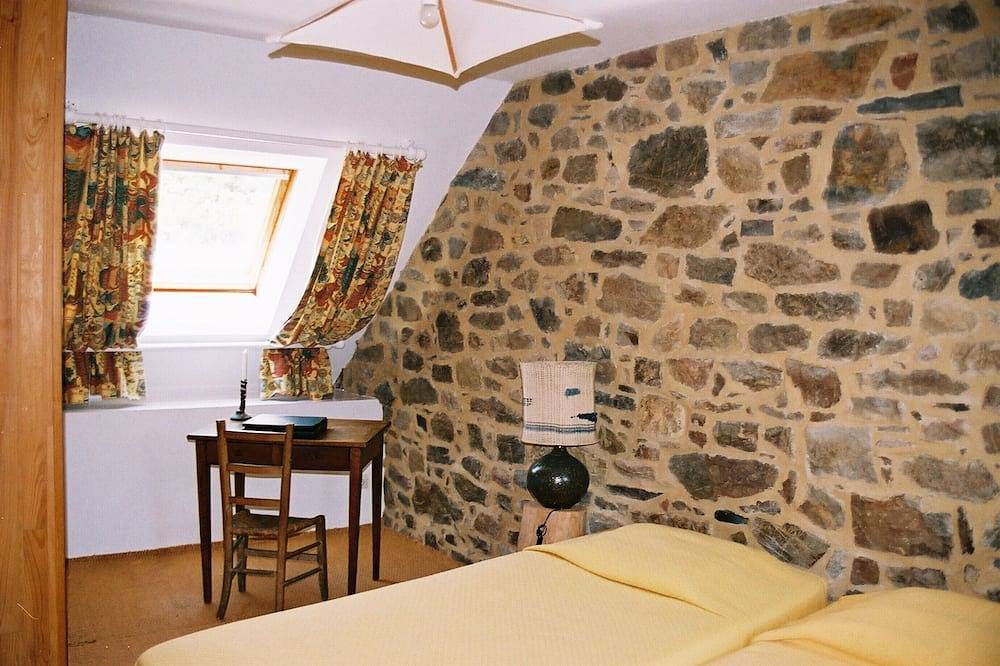 Cottage near the sea and can accommodate 11 people in Argol, Châteaulin region