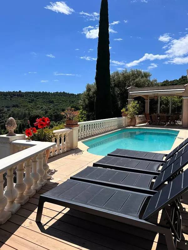 Location de vacances pour 6 personnes, avec jardin ainsi que vue et piscine dans Cavalière - 3