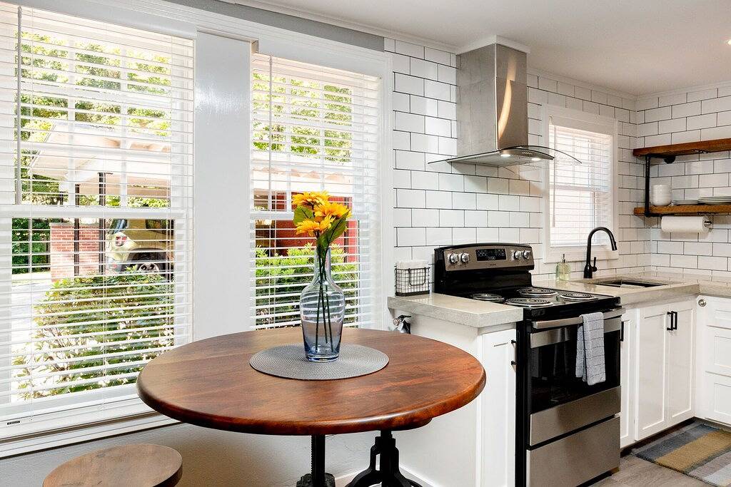 Belhaven Arts Hideaway: 1927 craftsman guest suite featuring local artists in Jackson, Hinds County