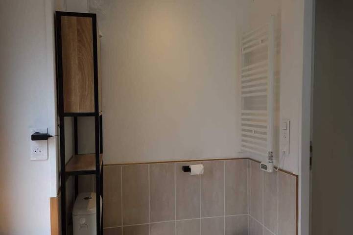 Entire apartment, Gîte/Studio sleeps 2 with enclosed garden (pets welcome) and large shower. in Loubressac, Lot