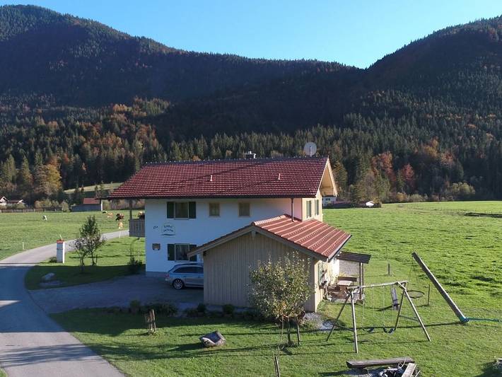 Location de vacances pour 4 personnes, avec Balcon ainsi que Terrasse et Jardin à Jachenau
