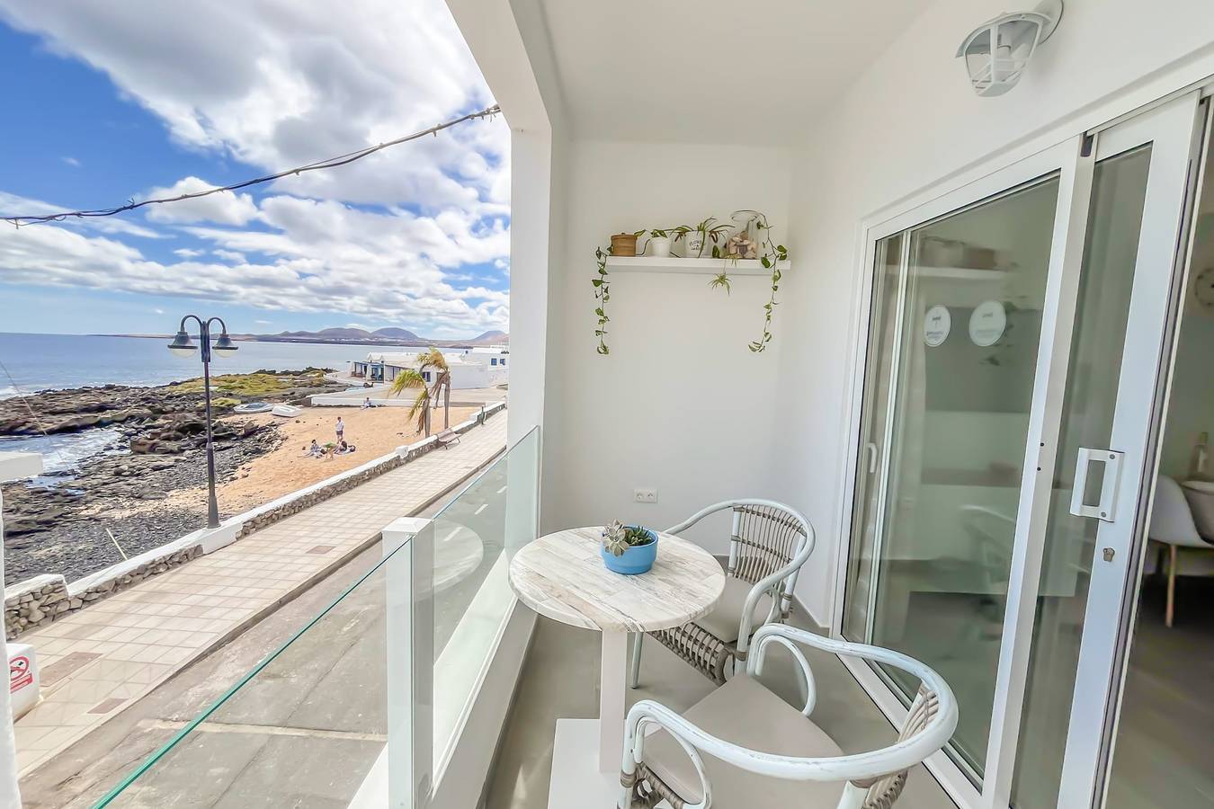 Entire apartment, Casa Burgao 2 on the front line with seaview terrace in Punta de las Mujeres, Haría