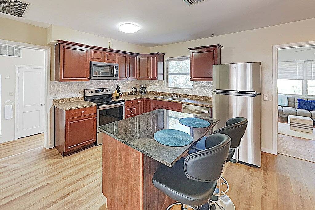 5 Minutes to Beach | Sparkling Tropical Getaway | Large Screened Lanai in Lantana, Palm Beach County