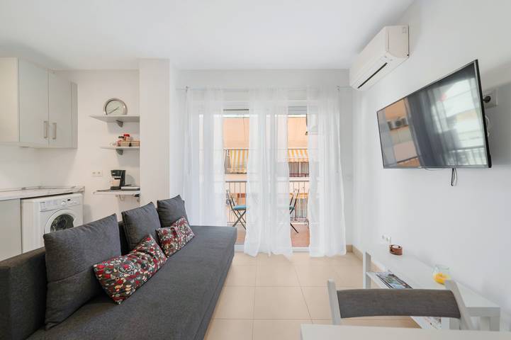Hel lejlighed, 'Beachfront Estepona Center' Apartment with Sea Views, Wi-Fi, and Air Conditioning in Estepona Old Town, Estepona