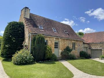 Gîte pour 4 personnes, avec jardin ainsi que vue et piscine, adapté aux familles à Marminiac