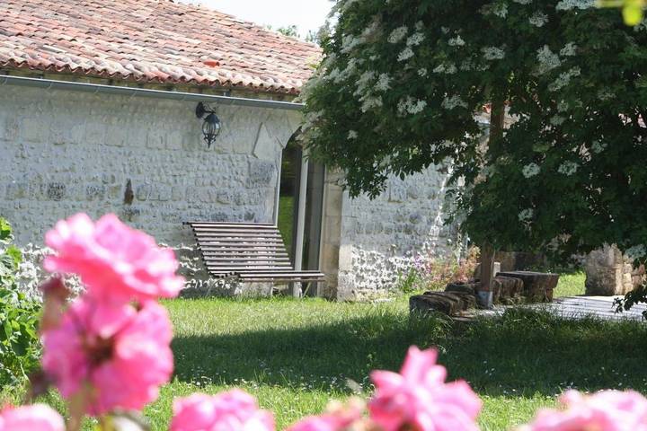 Location de vacances pour 8 personnes, avec Terrasse ainsi que Jardin et Vue à Rouffiac (Charente-Maritime)