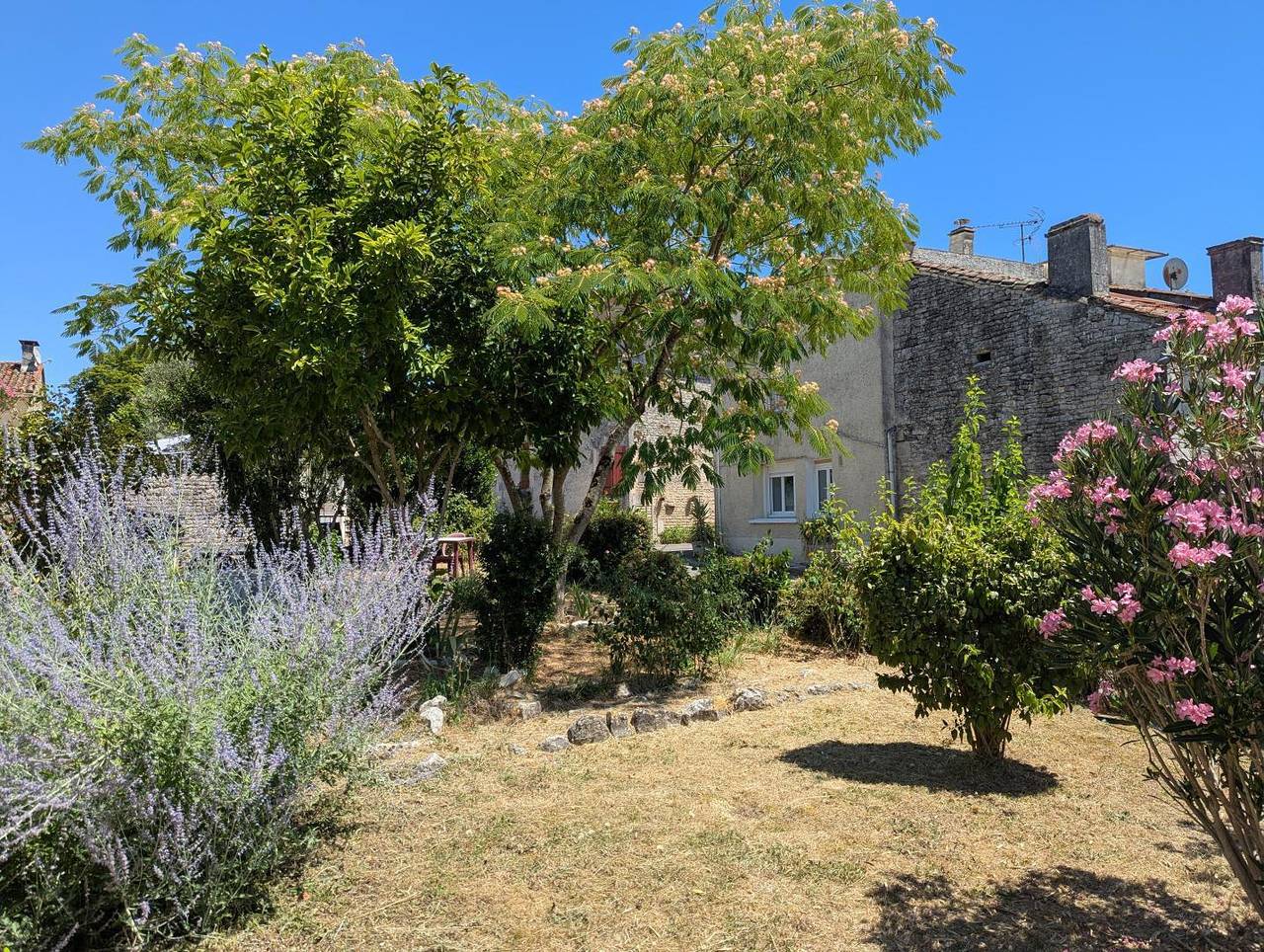 L'étape atypique in Échallat, Charente
