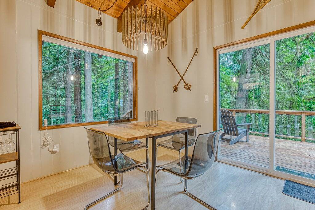 Secluded dog-friendly cabin with two fireplaces, washer/dryer, deck & firepit in Welches, Mount Hood