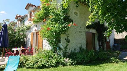 Gîte pour 6 personnes, avec terrasse et jardin, animaux acceptés à Salles-Lavalette