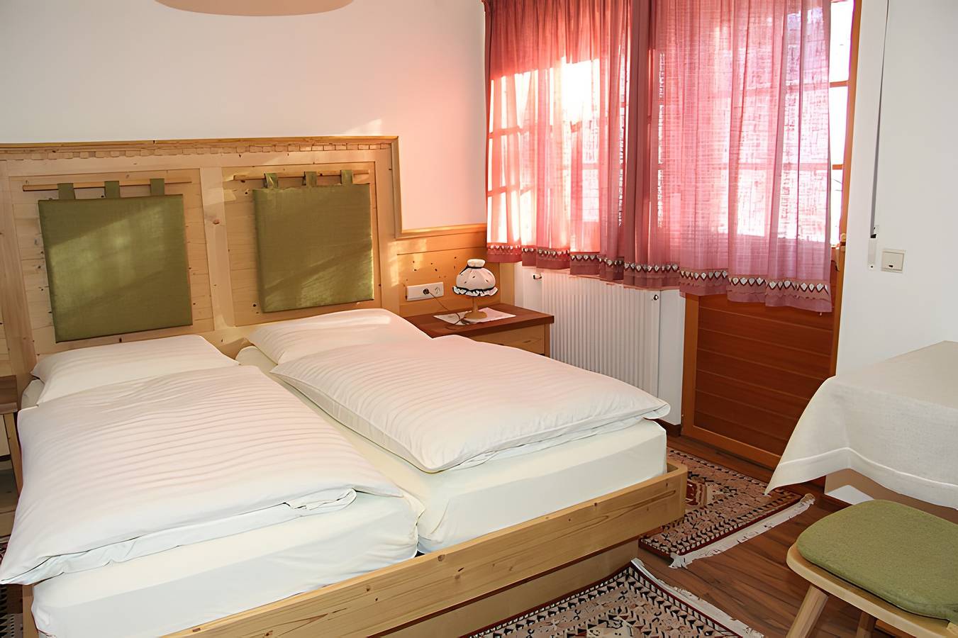 Ganze Wohnung, Apartment 'Villa Konstanze' mit Bergblick, privater Terrasse und Wlan in Plan da Tieja, Wolkenstein