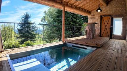 Maison de vacances pour 2 personnes, avec jacuzzi et terrasse ainsi que piscine et sauna dans la Loire