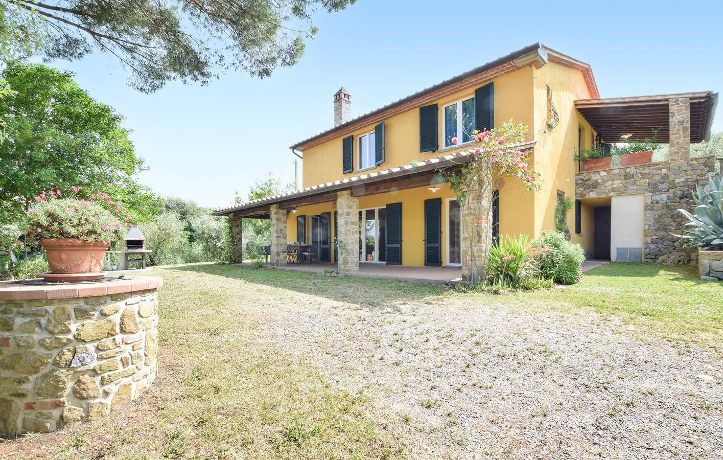 Oasi di Santa Maria con AC, piscina e parcheggio, a 1 km dal centro città in Lucignano, Chianti