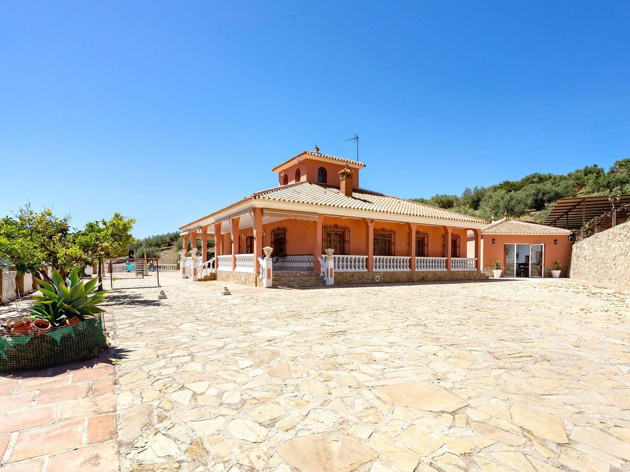 Familienhaus mit großzügigen Außenanlagen in Alcaucín, Provincia de Málaga