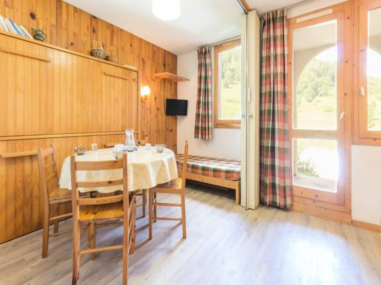 Entire apartment, Apartment in Montchavin by Ski Slopes in La Plagne, Bellentre