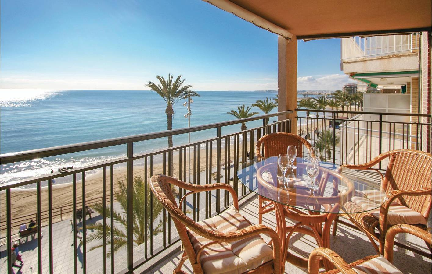 Ganze Ferienwohnung, 87m² Terrassenapartment mit WiFi & Parkplatz, 1,5km zum Strand in Torrevieja Centre, Torrevieja