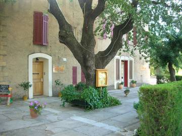 Hôtel pour 3 personnes, avec terrasse et jardin, animaux acceptés à Peyrolles-en-Provence