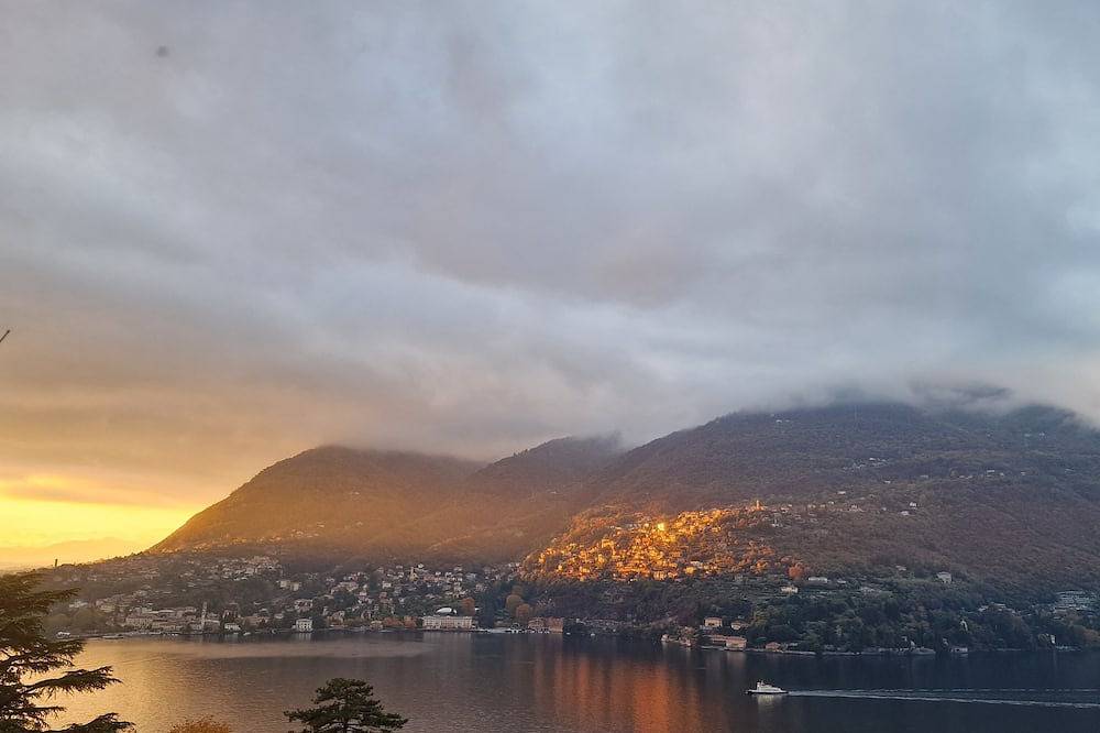 Ganze Wohnung, From the apartment and terrace view of the Lake, and with private parking space in Blevio, Comer See