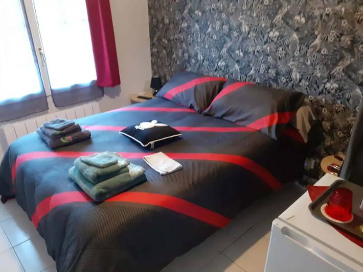 Aux Portes de Moulins Guestroom with Shared Terrace and Wi-Fi