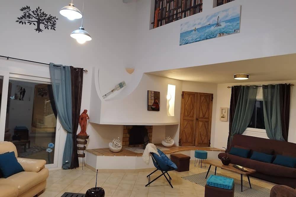 Nice Provencal villa with pool at the foot of the medieval village of Gattieres in Gattières, Cannes region