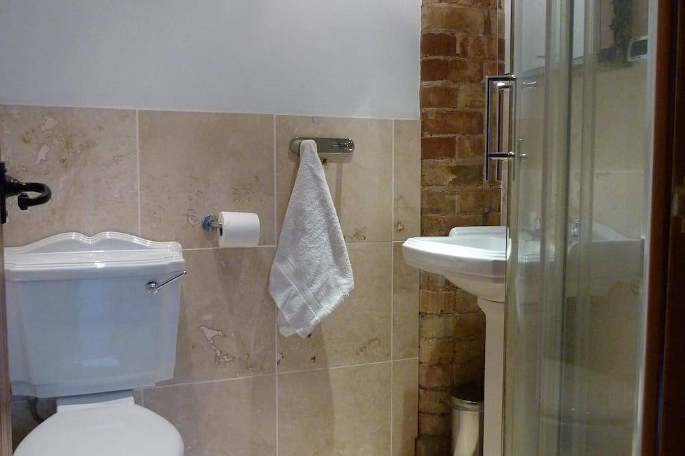 Barley Edge, Beautiful Barn Conversion, Sleeps 10, Grounds overlook Hornsea Mere in Hornsea, East Riding of Yorkshire