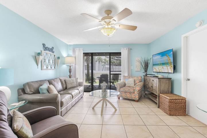 Vacation rental for 6 people, with pool and yard as well as balcony, kid friendly by Orange Beach