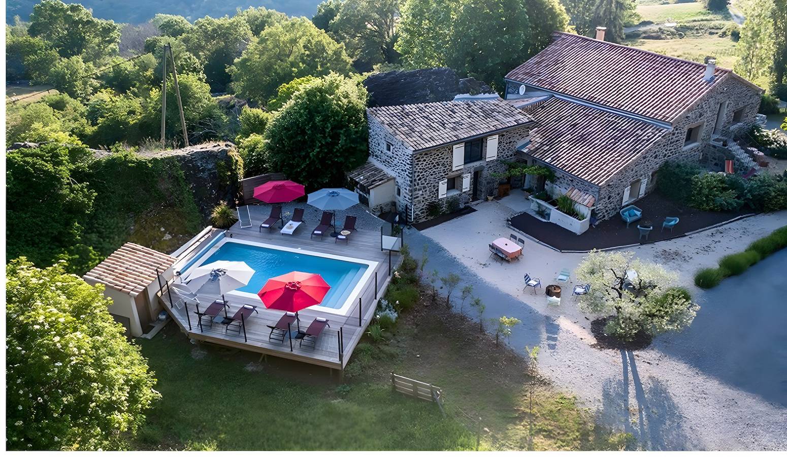 Chambre d'hôtes 'La Grange 2' avec vue sur la montagne, piscine partagée et Wi-Fi in Saint-Pons (Rhone-Alps), Ardèche