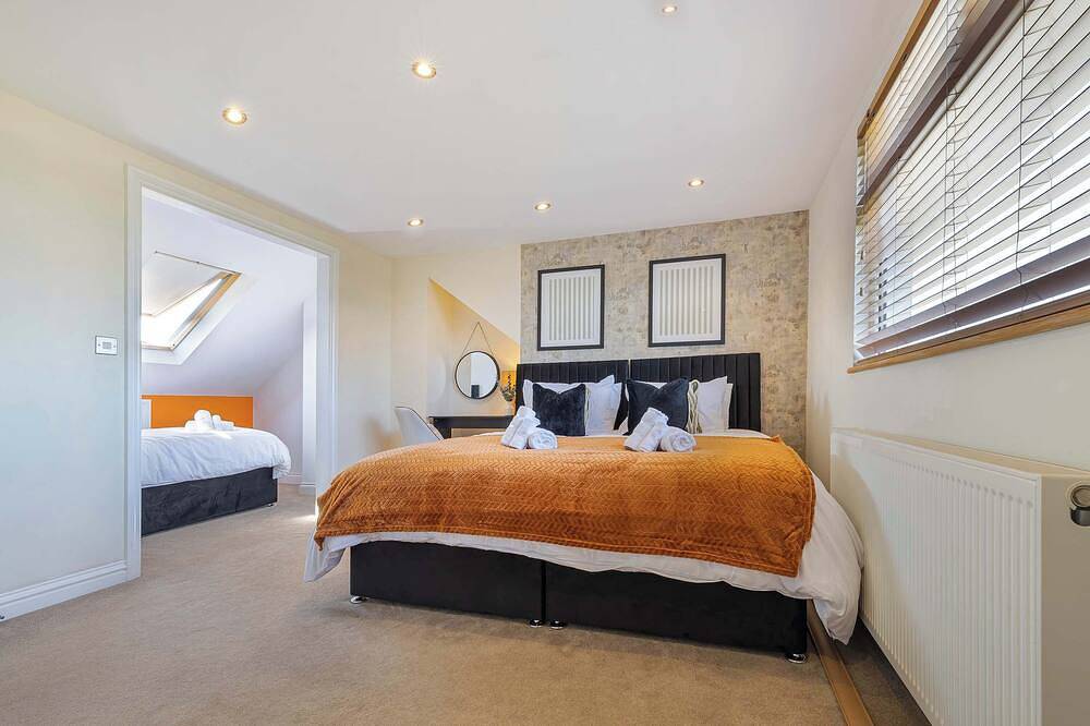 Spacious 4Br Home | Sleeps 9 | Parking | Garden in Goring-by-Sea, Worthing