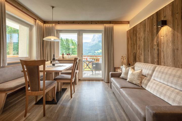 Hel lejlighed, Vacation Apartment "Comfort La Mana" with Mountain View, Wi-Fi & Garden in Plesdinaz, Santa Cristina Gherdëina