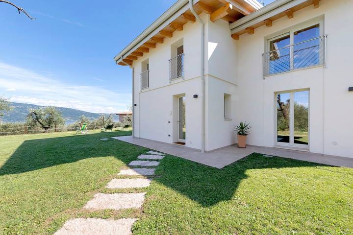 Ferienwohnung für 2 Personen, mit Seeblick und Garten in Gargnano