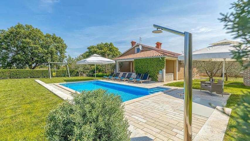 Villa pour 8 personnes, avec jardin et piscine, animaux acceptés à Selina