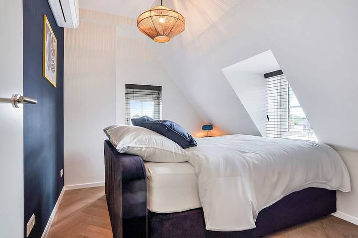 Ganze Wohnung, Genießen Sie ein stilvolles 50m² Apartment für zwei im Herzen von Velden. Es verfügt über ein bequemes Queen-Size-Bett, eine private Küche, einen Smart-Tv, Klimaanlage, schnelles Wlan und einen gemeinsamen Balkon. Es ist eine ideale Basis für Freizei in Velden, Limburg (Niederlande)