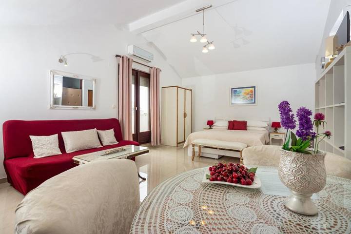 Maison d’hôte pour 2 personnes, avec Balcon et Terrasse ainsi que Jardin et Piscine à Split - 2