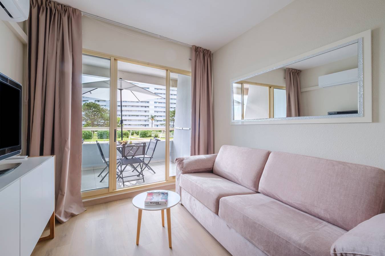 Apartamento entero, Apartamento 'Marina Baie Des Anges' con Vistas al Mar, Wi-Fi y Aire Acondicionado in Villeneuve-Loubet Plage, Villeneuve-Loubet