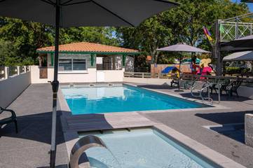 Camping pour 5 personnes, avec piscine ainsi que terrasse et jardin à Arès