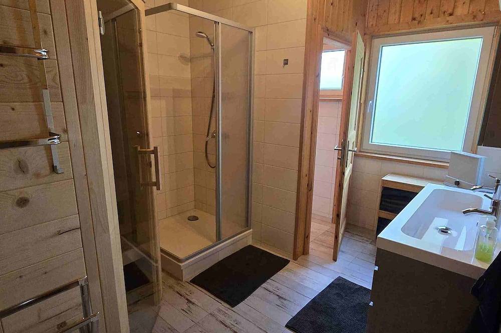 Großes Holzhaus mit Sauna, in ruhiger Lage am Badesee in Oberuckersee, Uckermark