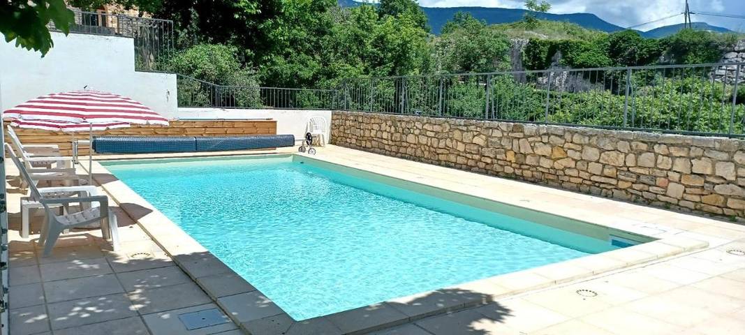 Gîte pour 4 personnes, avec terrasse et piscine à Sainte-Jalle