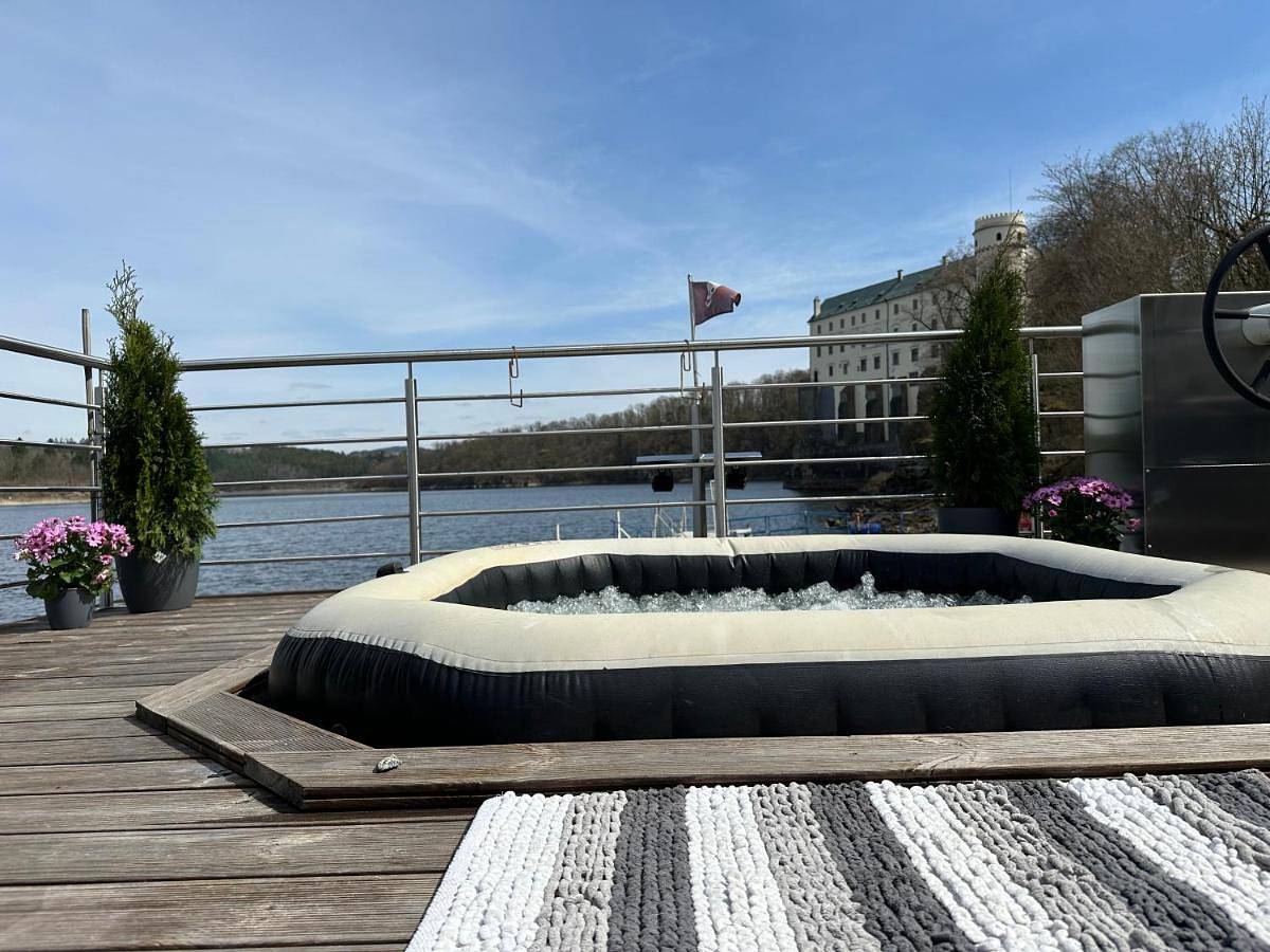 Luxury houseboat, Orlík Castle in Pisek und Umgebung