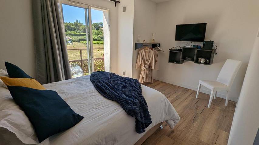 Location de vacances pour 2 personnes, avec jacuzzi ainsi que jardin et piscine à Tavel - 2