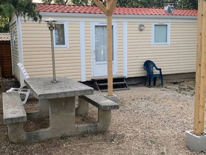 Mobil home pour 5 personnes, avec terrasse et piscine à Les Mages