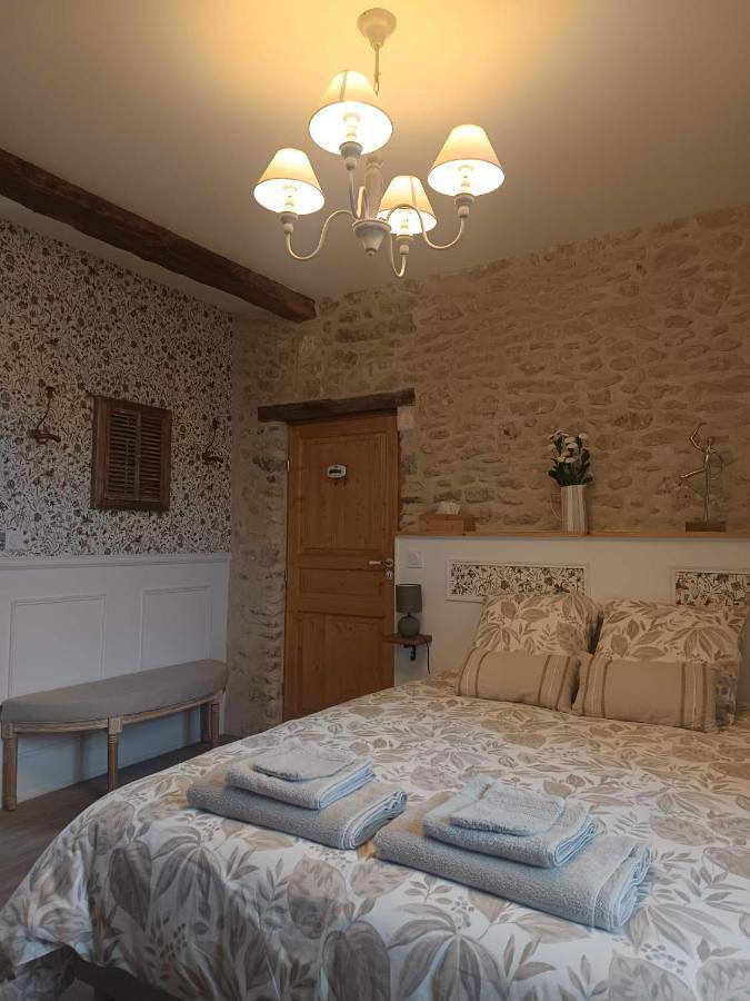 Location de vacances pour 2 personnes, avec jardin ainsi que terrasse et vue, animaux acceptés à Verteillac - 4