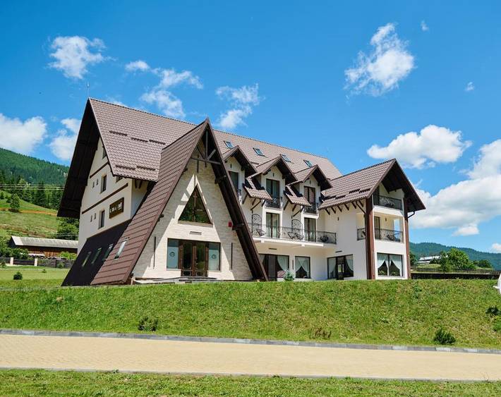 Gîte pour 2 personnes, avec Balcon et Terrasse ainsi que Jardin et Vue dans Dorna-Arini