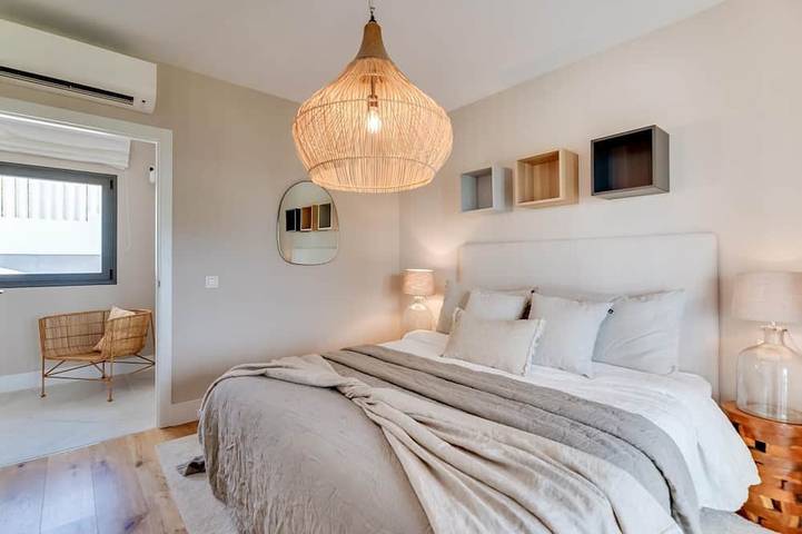 Top Renovierte 4-Zimmer Luxusvilla - Golf Frontlinie in El Paraiso Golf Estepona, Benahavís
