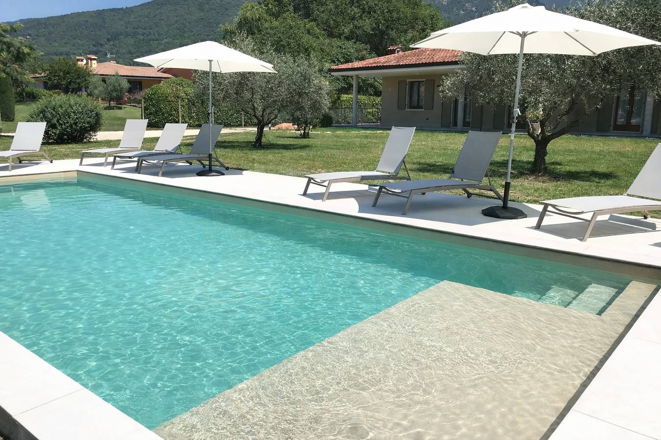 Regarda - "Villa Ida, Giarole Einheit" mit Stil und Liebe eingerichtet, mit Pool und Klimaanlage in Costermano, Gardasee-Berge