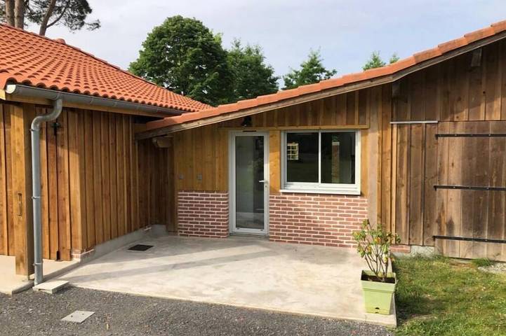 Gîte pour 3 personnes, avec terrasse et jardin à Uza