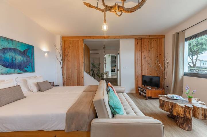 Stunning sea front private villa steps away from the sea & natural pools in São Miguel Island, Lagoa (Nossa Senhora do Rosário)