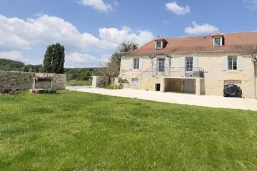Gîte pour 10 personnes, avec jardin à Anlhiac