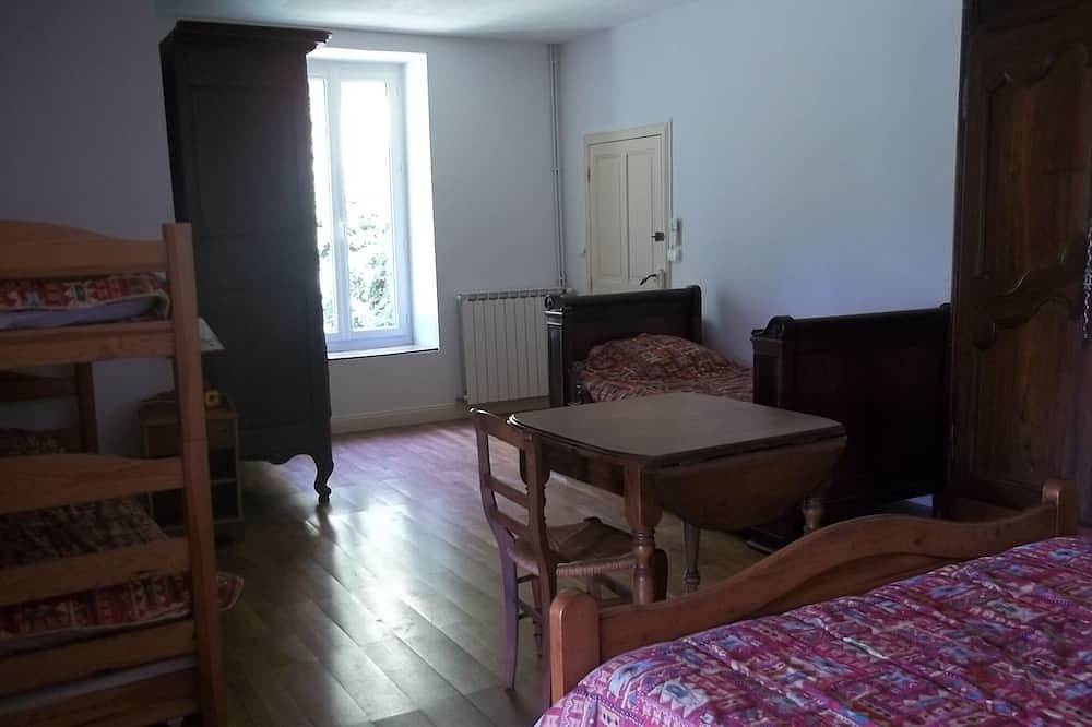 Chambre à la campagne  dans maison gasconne traditionnelle in Lannepax, Gers