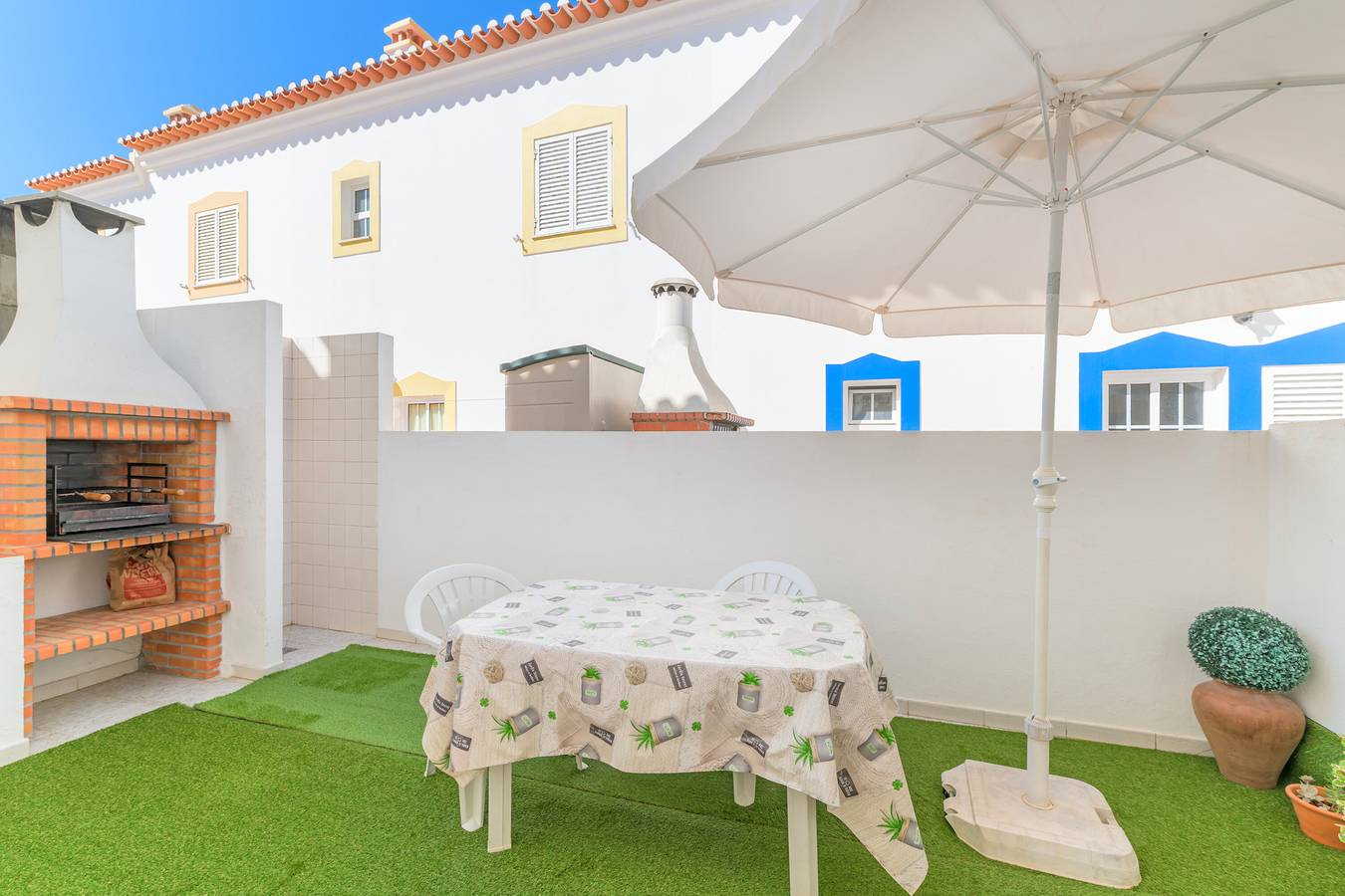 Ferienhaus 'Margarida' mit privater Terrasse, Balkon und Wlan in Longueira/Almograve, Costa Alentejana