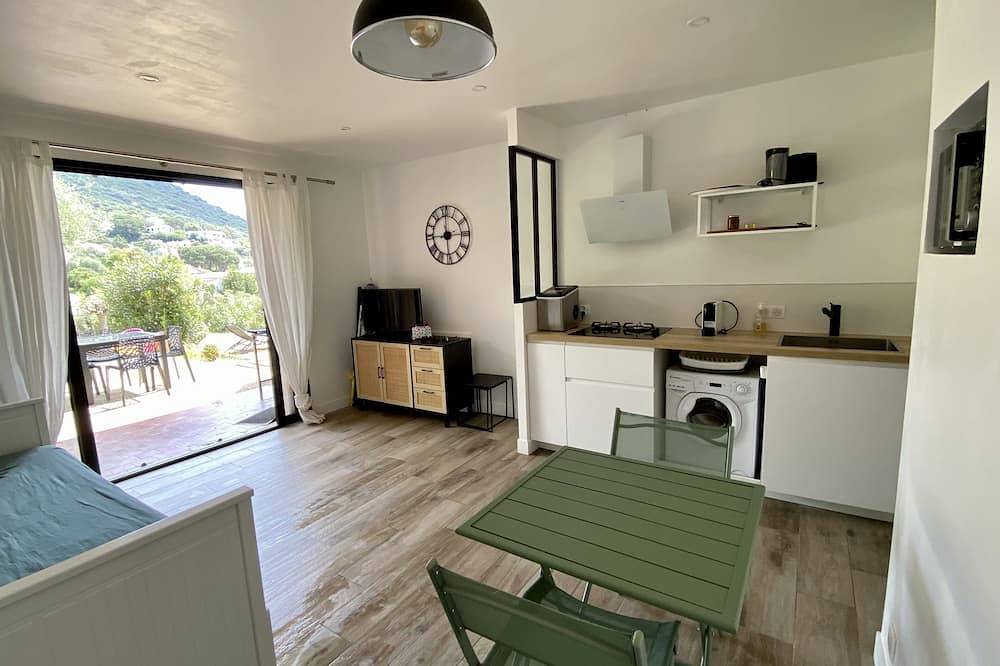 Appartement entier, Appartement les Marines, accès plage à pied. Vue mer. Grande terrasse. in Tiuccia, Casaglione